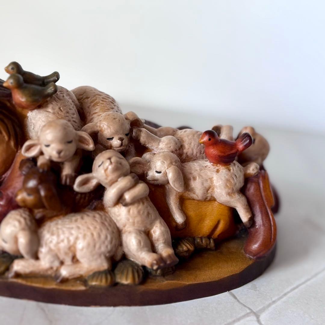 アンリ人形　Shepherd lying with lambs nativity