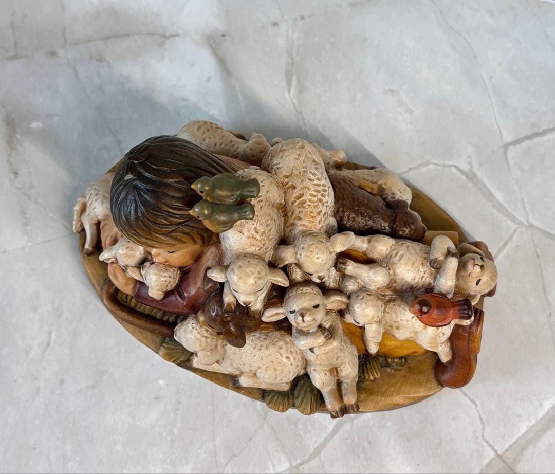 アンリ人形　Shepherd lying with lambs nativity