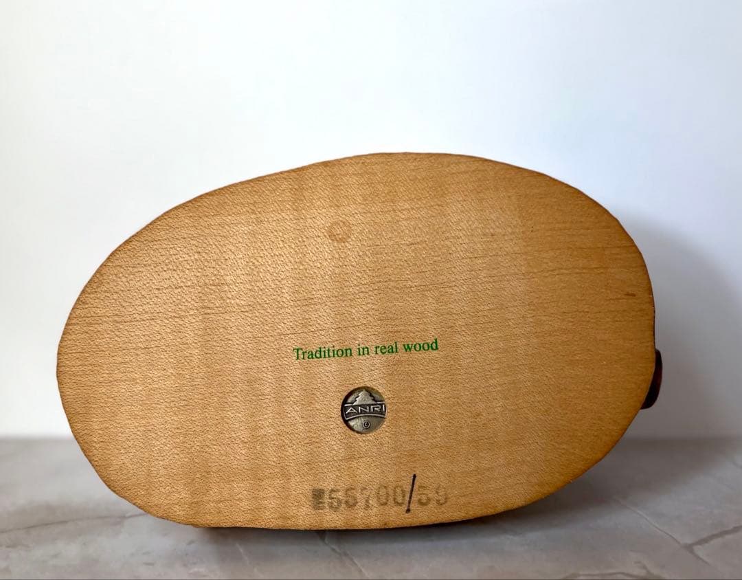 アンリ人形　Shepherd lying with lambs nativity