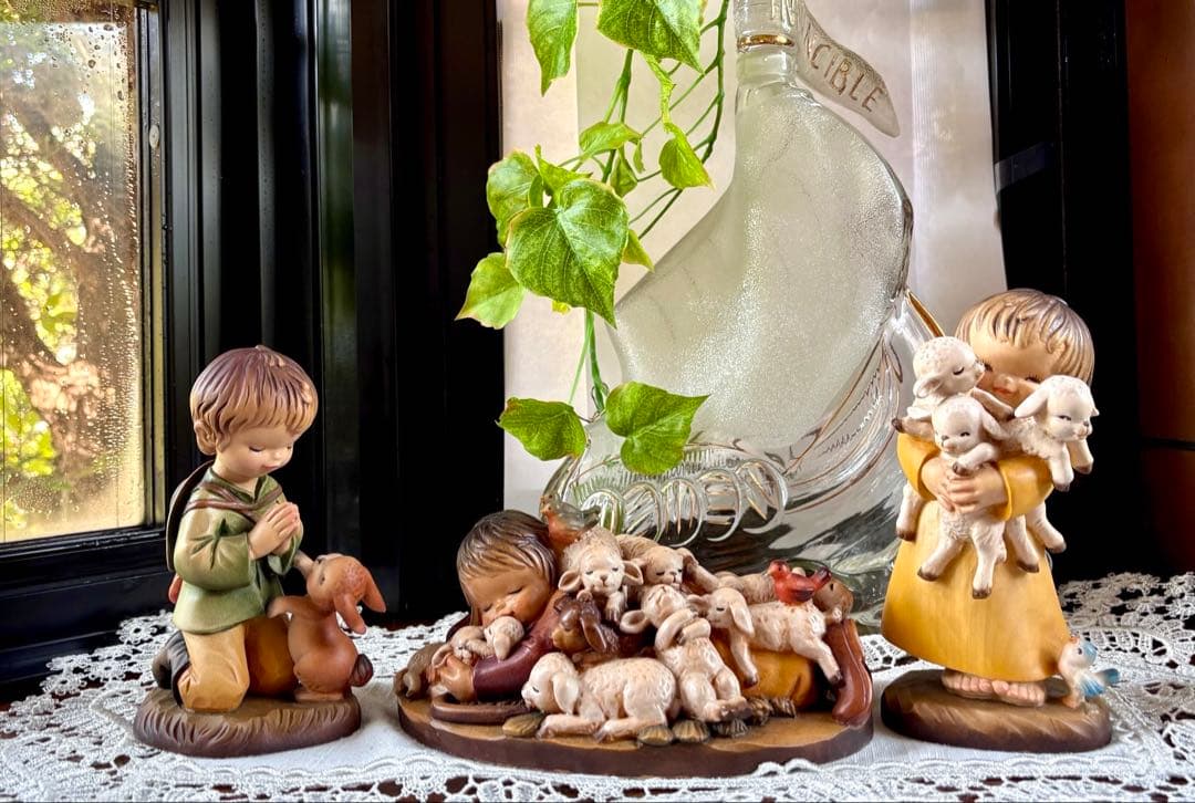 アンリ人形　Shepherd lying with lambs nativity