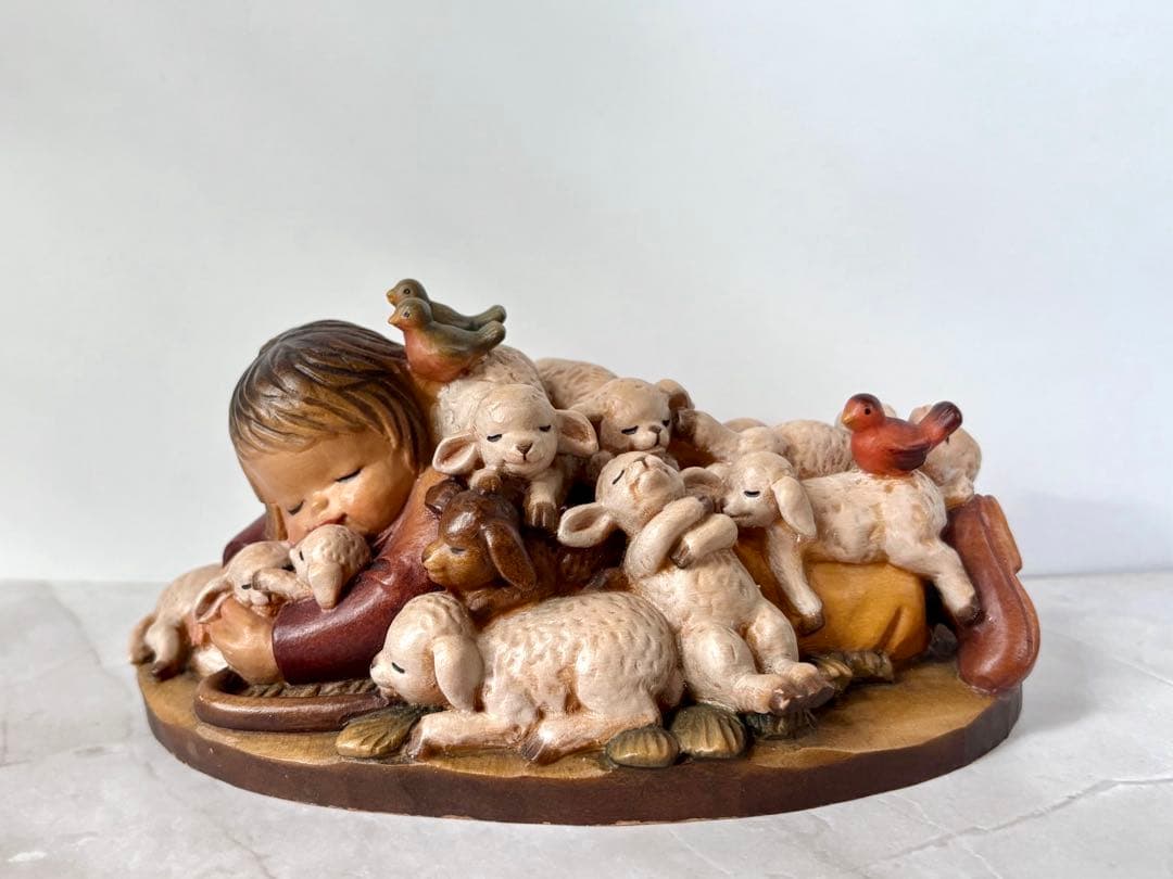 アンリ人形　Shepherd lying with lambs nativity