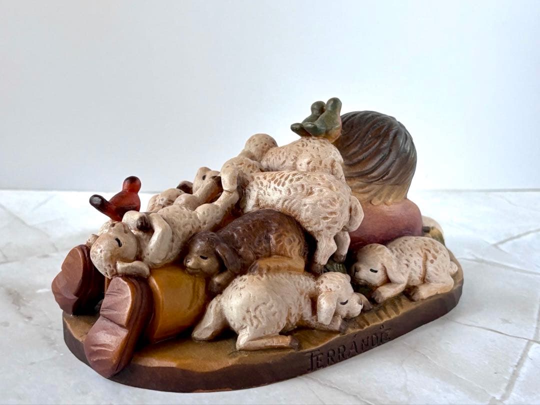 アンリ人形　Shepherd lying with lambs nativity