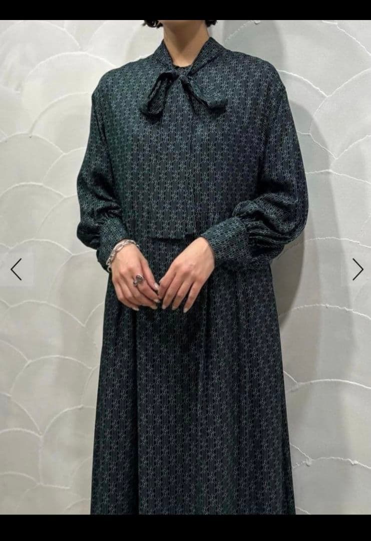 トゥモローランド モノグラムプリント フロンタブルボウタイワンピース