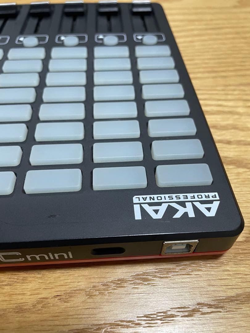 AKAI APC mini MIDIコントローラー