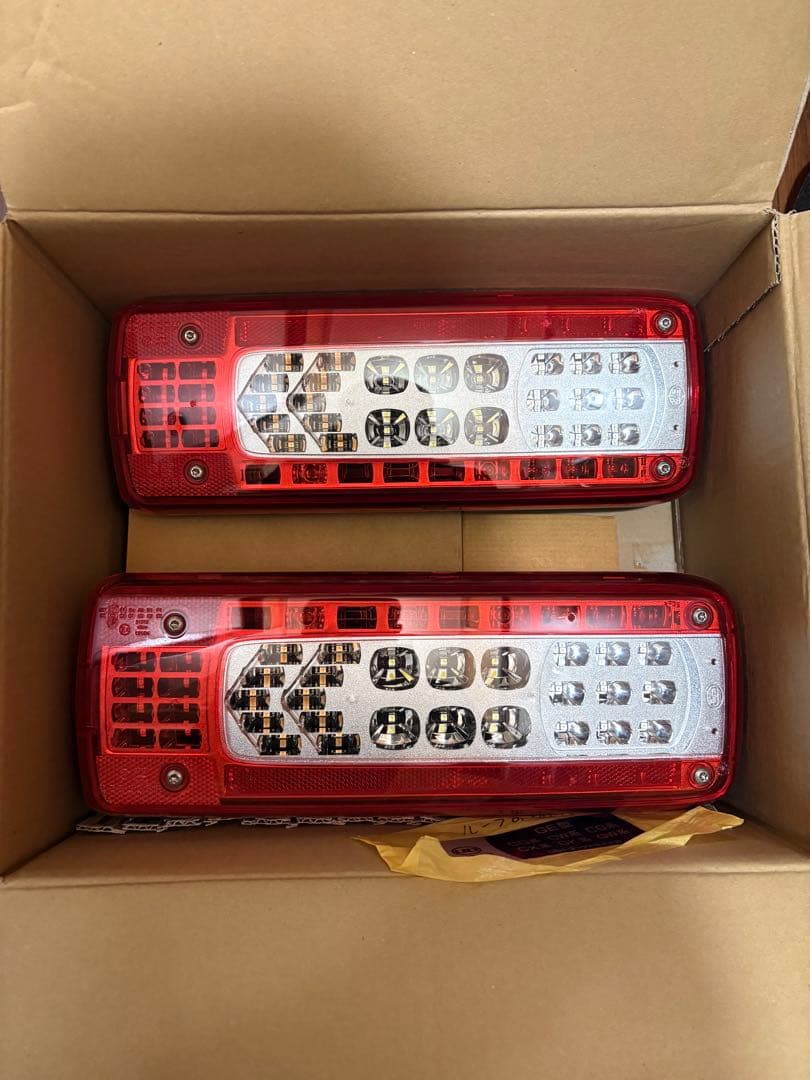 クオン ボルボ 共通　LEDテールランプ