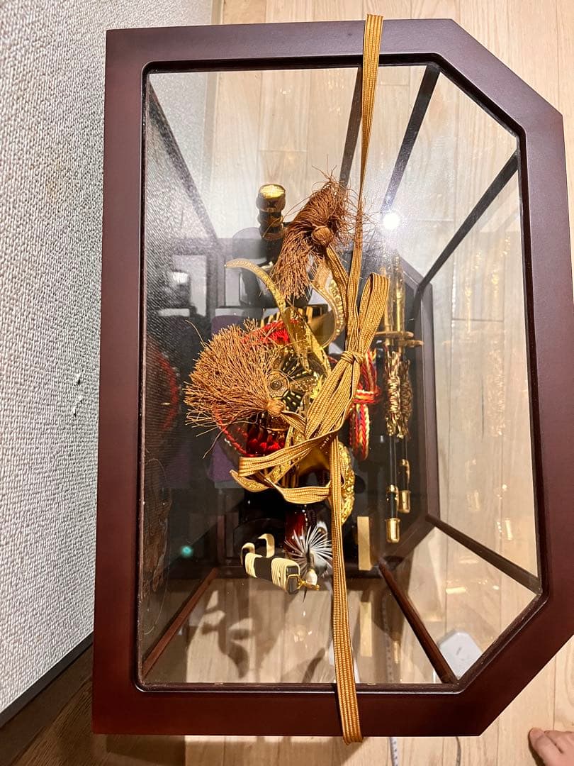 伝統的な五月人形 金色の兜と鎧