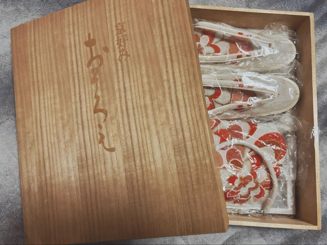 【未使用】美しいビーズ装飾 草履・バッグセット(木箱入り)