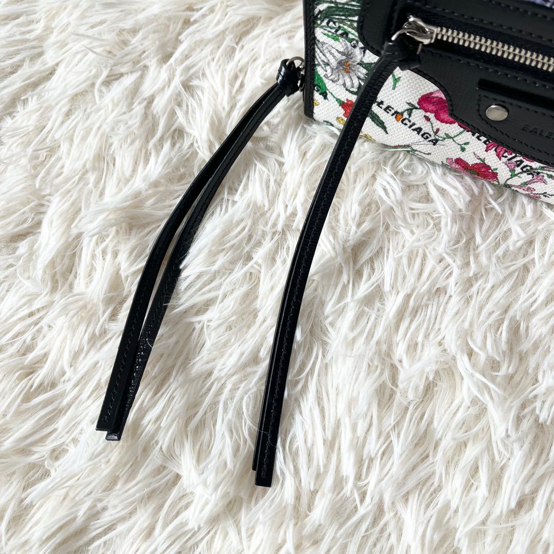 グッチ　バレンシアガ　長財布　ラウンドファスナー　681710 花柄　フラワー