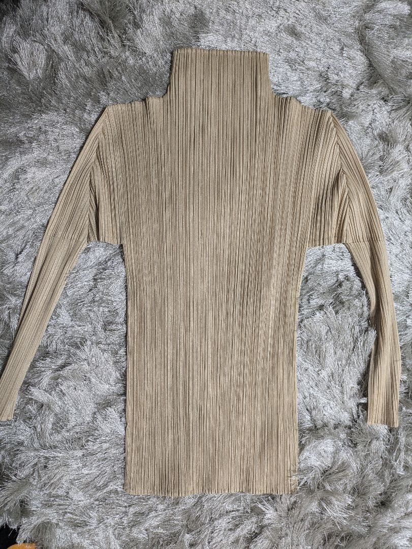 プリーツプリーズ　ハイネックトップス