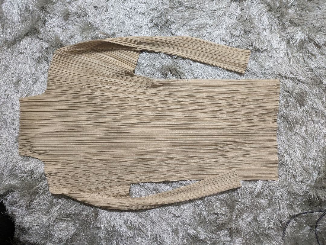 プリーツプリーズ　ハイネックトップス