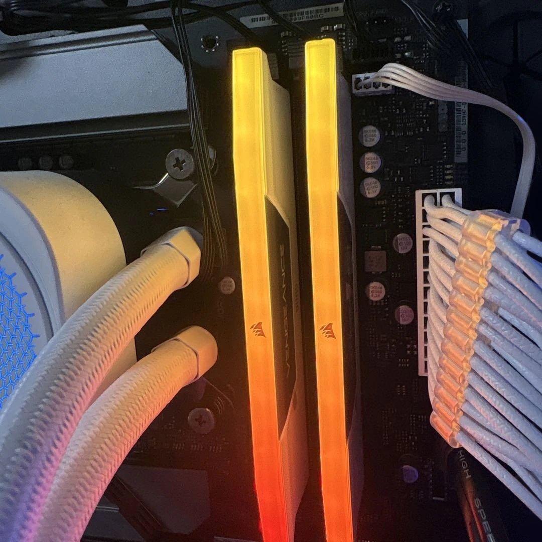 CORSAIR VENGEANCE RGB DDR5 32GBホワイトモデル