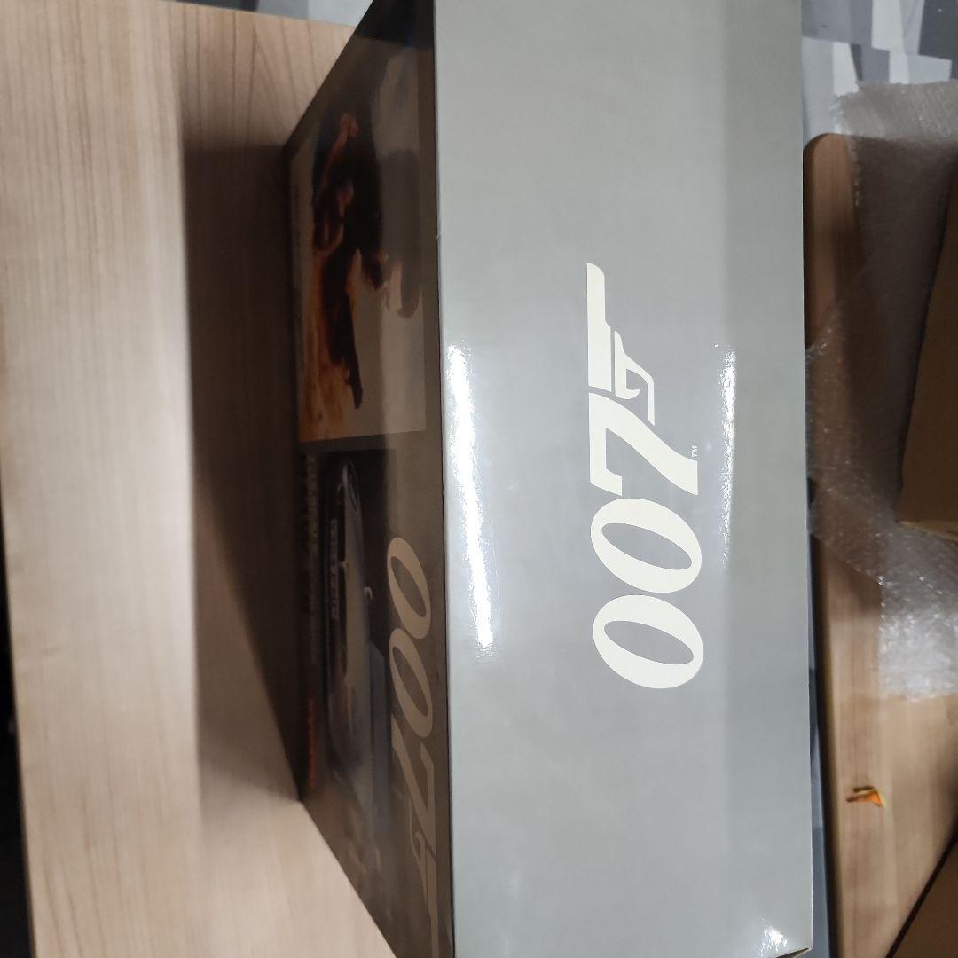 007  Z8 1/12スケール ミニカー