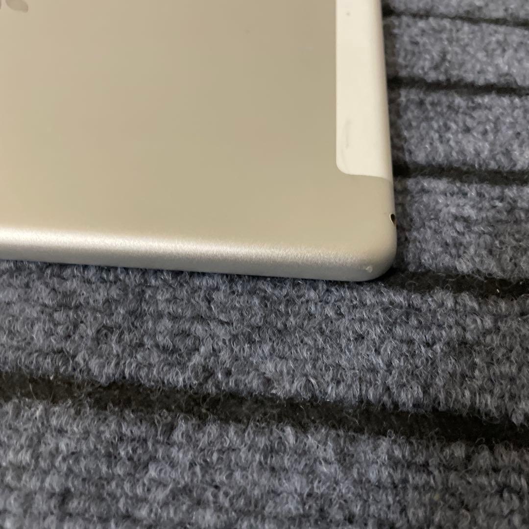 179 iPad 8世代 32GB SIMフリー シルバー