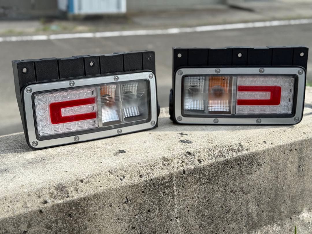 日野純正テールランプ 大型用