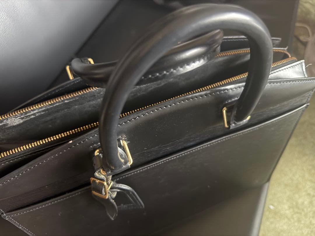 Louis Vuitton エピレザー ブラックビジネスバッグ