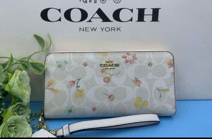 新品未使用コーチ長財布レディース花柄ホワイトロングジップ送料無料即日発送