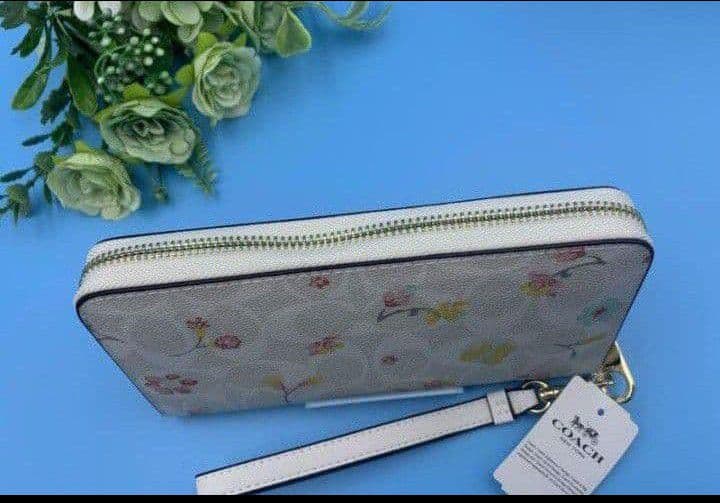 新品未使用コーチ長財布レディース花柄ホワイトロングジップ送料無料即日発送