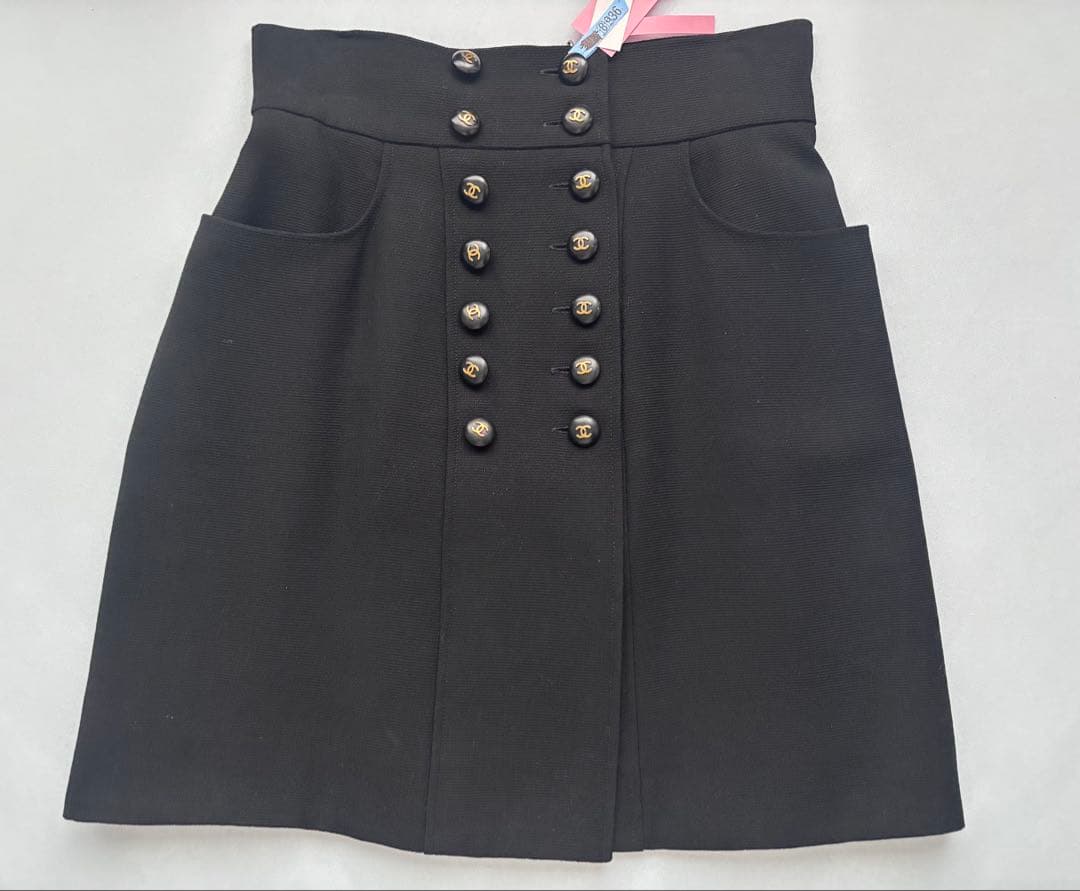 ヴィンテージCHANEL 黒ミニスカート CCマークボタン付き