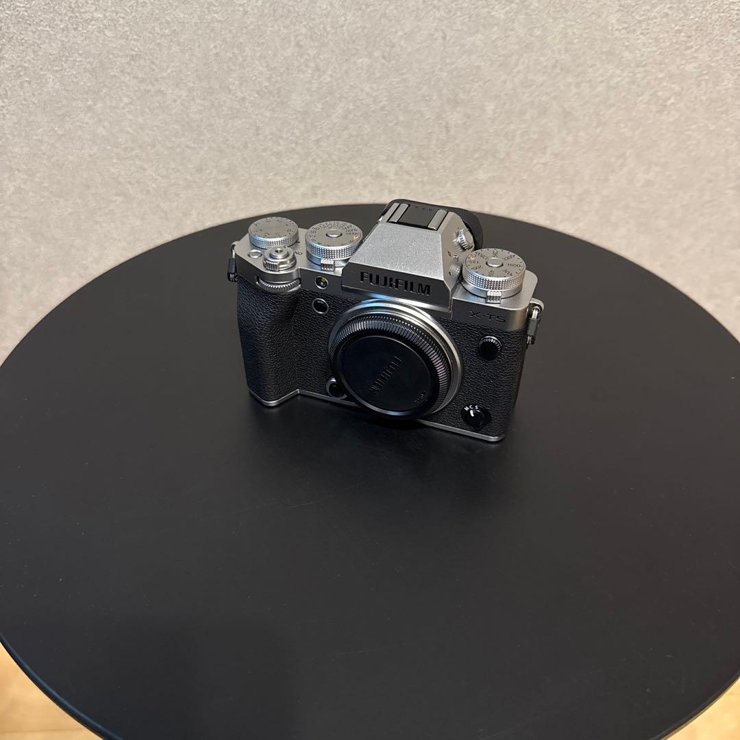 【極美品】Fujifilm X-T5 シルバー 本体　ショット5912回