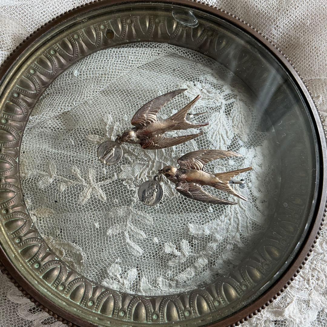 ♡２点♡　フランスアンティーク　つばめ　小さなブローチ　BEBE　べべ　メダイ