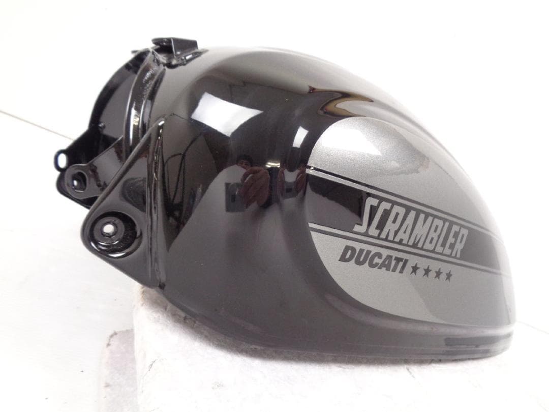 スクランブラー SIXTY2 純正 タンク ブラック 美品