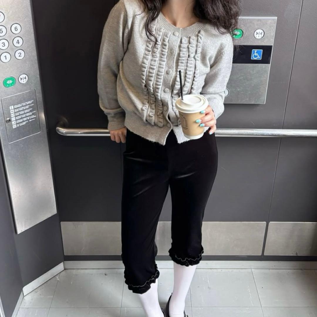 フェケテ ベロアフリルカプリパンツ