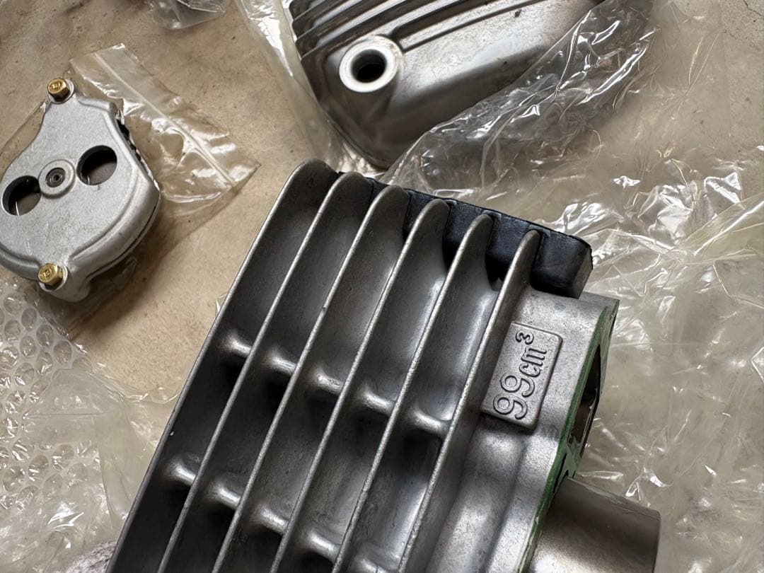 ド*ト様 XR100モタード　純正エンジン部品　シリンダーピストン、クランク、カ