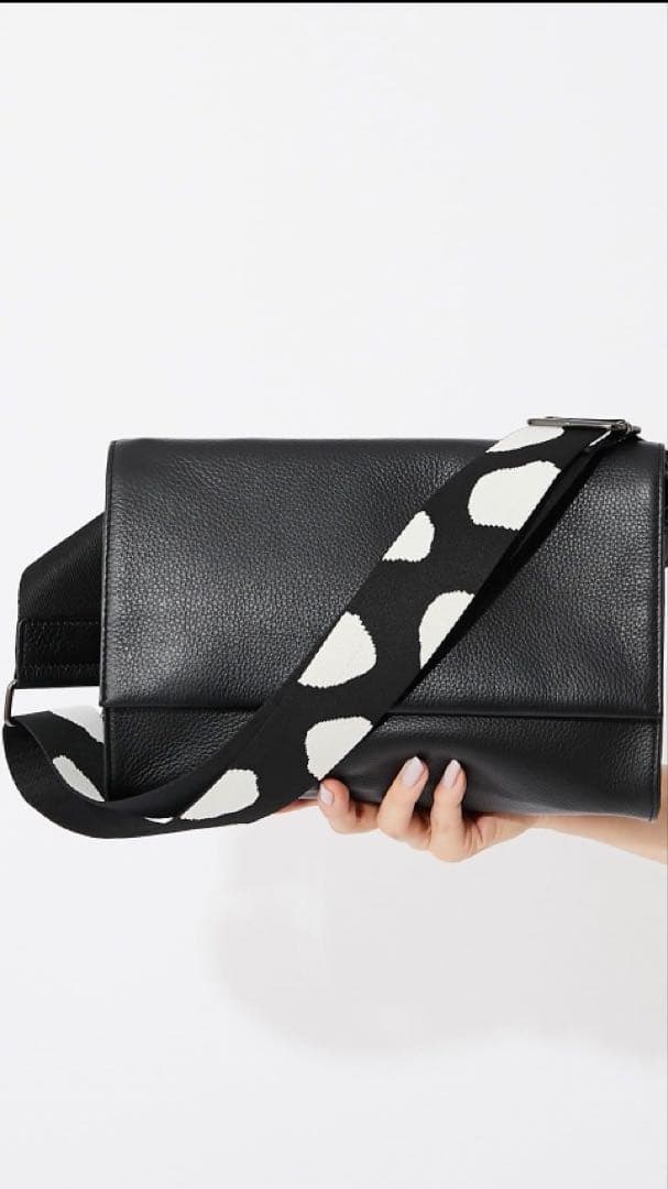 ⭐︎⭐︎新品、タグ付き⭐︎⭐︎ イアパピヨネ　 「本革」柄ワイドテープ ショルダーバッグ