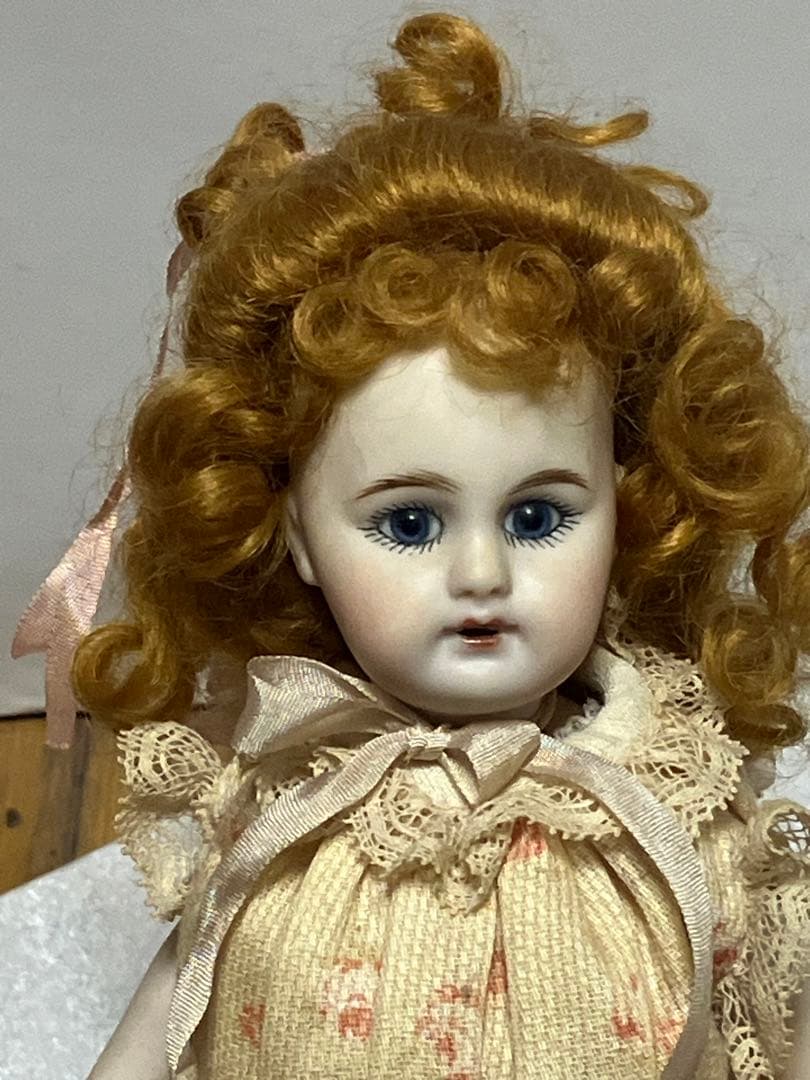 ビスクドール　アンティークのコレクション用磁器人形 (Kemper かつら)