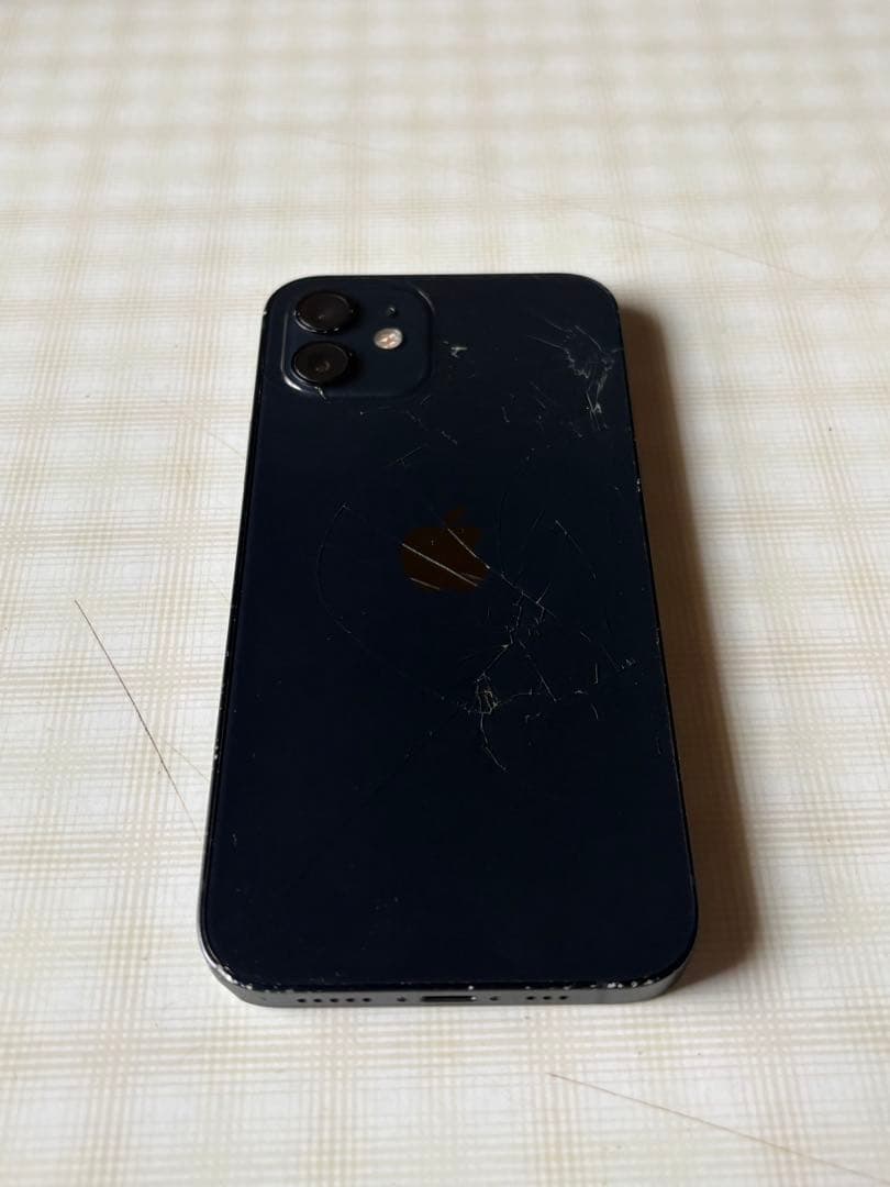 iPhone12 ブラック　背面に傷あり