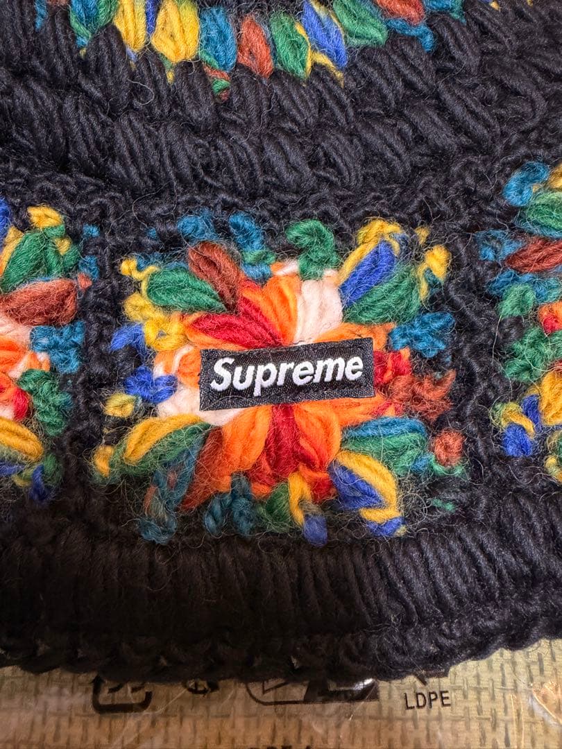 Supreme ブラック ニット帽 花柄刺繍