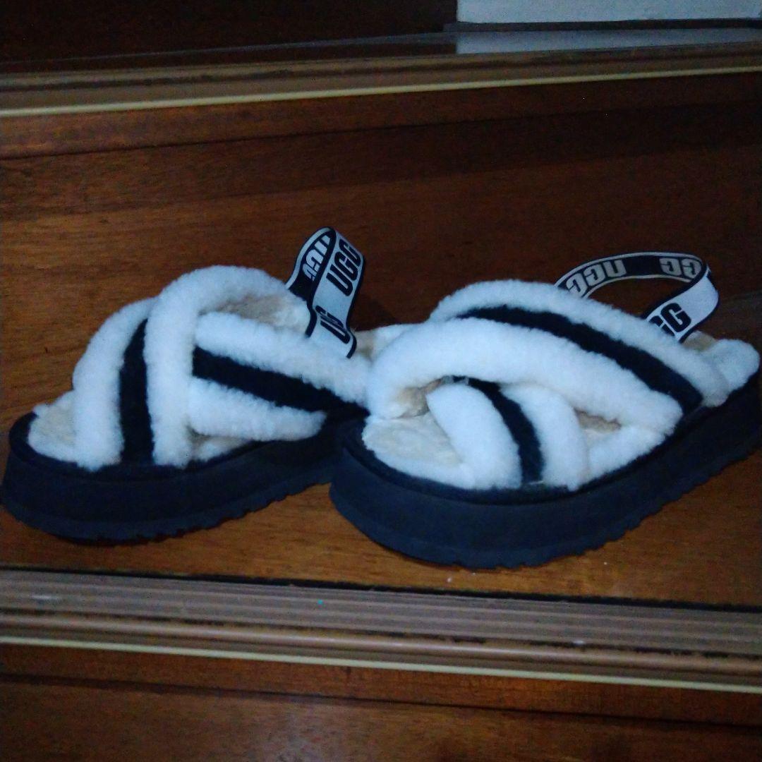 激レアUGGクロスストラップサンダル ブラック/ホワイト