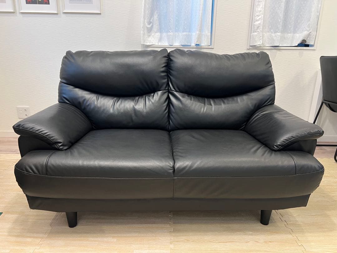佐藤　黒い合成皮革の2人掛けソファ