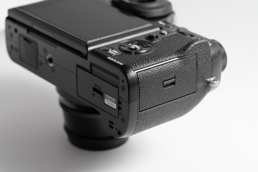 FUJIFILM X-T2 + おまけ（レンズ、純正グリップ2種類、他）