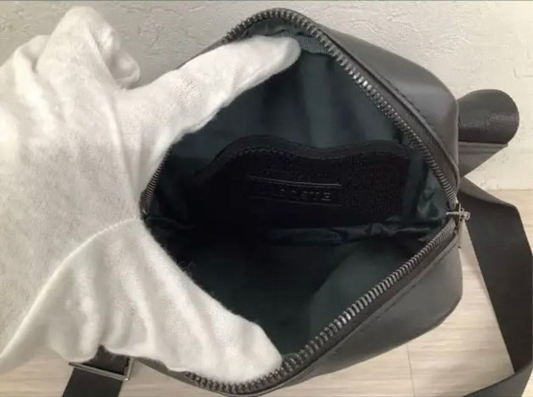 LACOSTE ブラック ショルダーバッグ