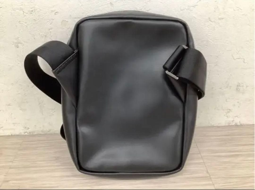 LACOSTE ブラック ショルダーバッグ