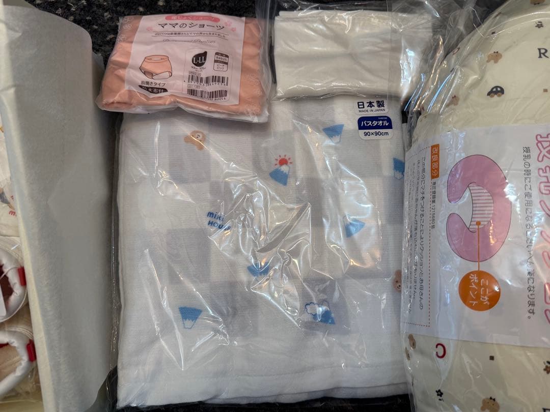 授乳クッションと肌着やシューズ　ミキハウス　赤ちゃんのお城　【新品未使用】