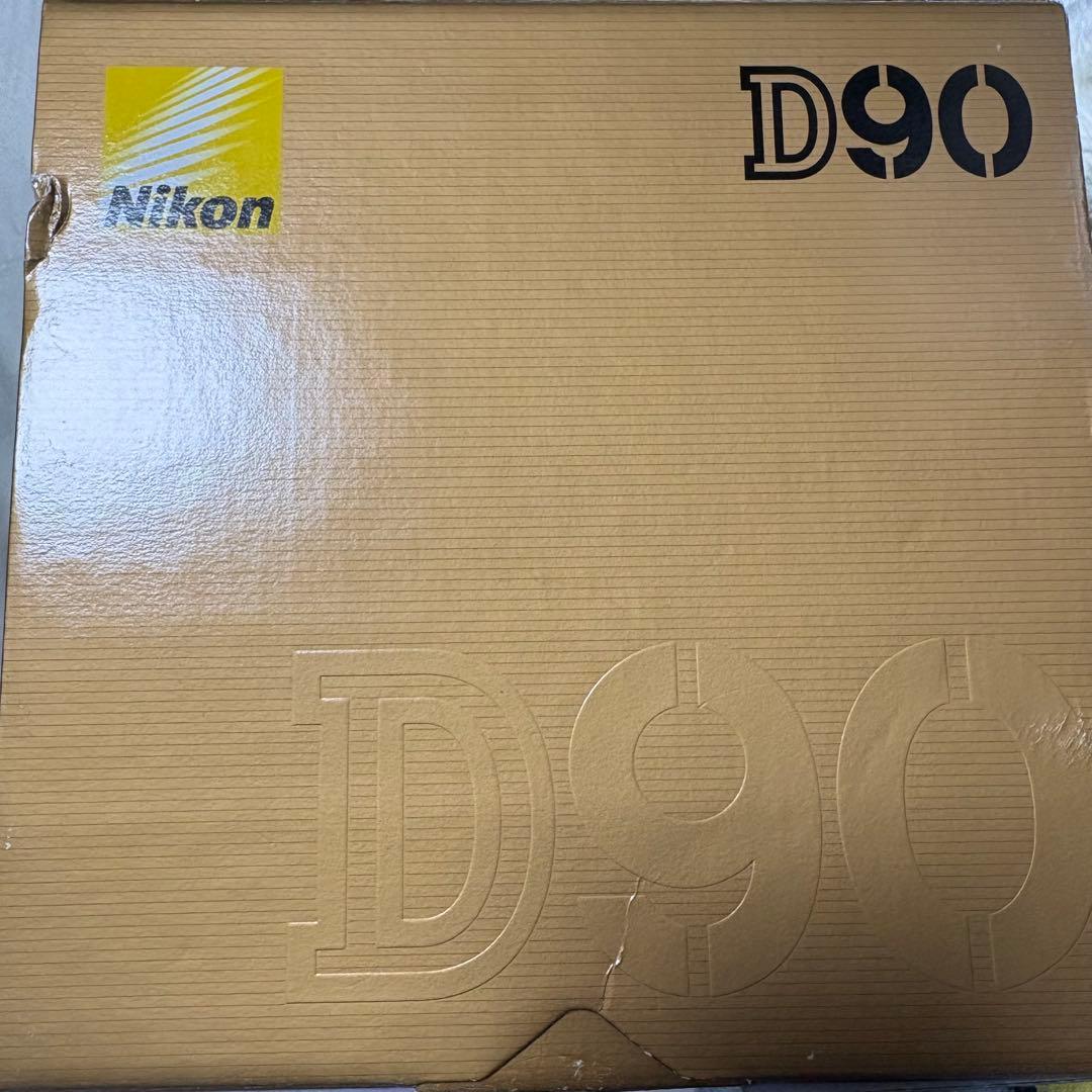 外箱付き　Nikon D90本体　バッテリー1本、ネックストラップ