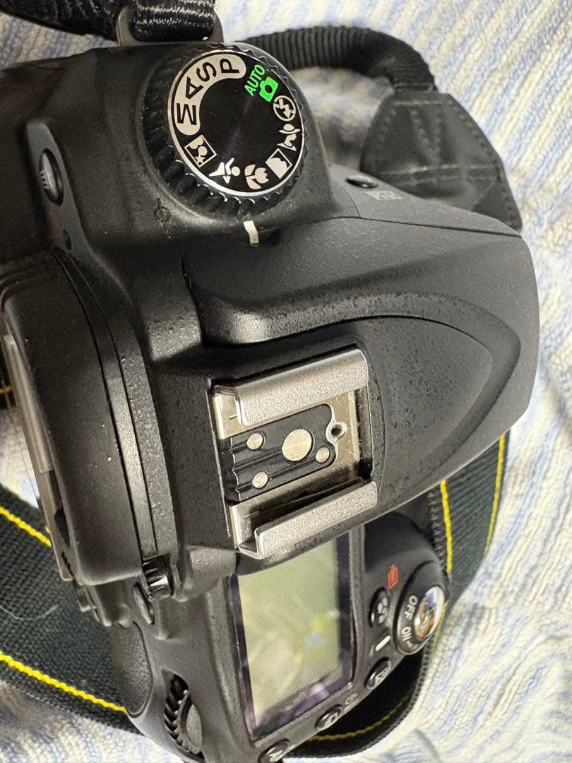 外箱付き　Nikon D90本体　バッテリー1本、ネックストラップ