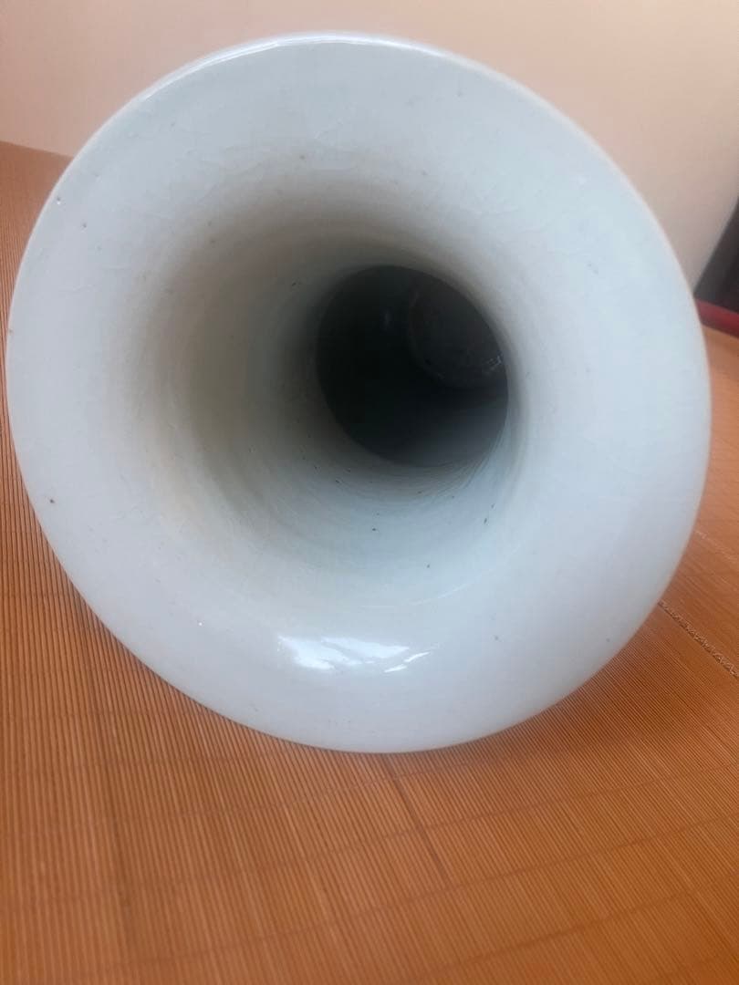 中国景徳鎮。大明成化底款，年代不明(清晚期 缠蓮枝双喜撇口瓶？ ) 。緣起物。