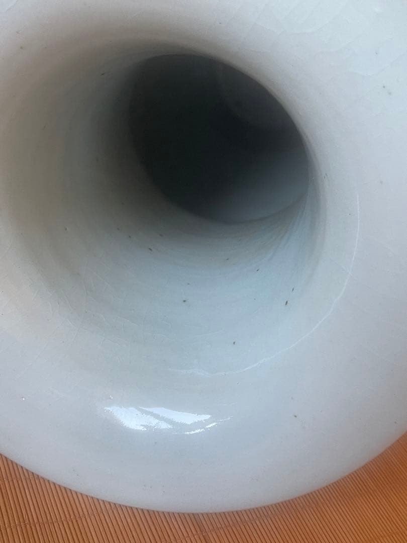 中国景徳鎮。大明成化底款，年代不明(清晚期 缠蓮枝双喜撇口瓶？ ) 。緣起物。