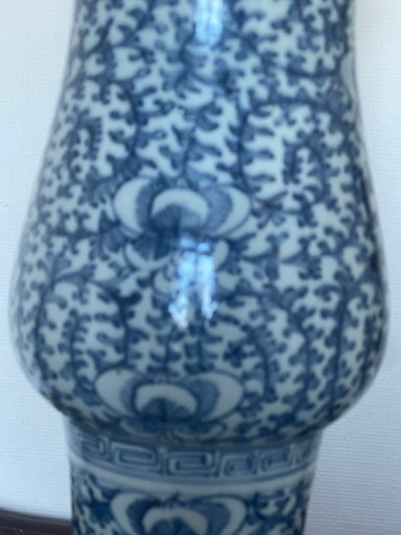 中国景徳鎮。大明成化底款，年代不明(清晚期 缠蓮枝双喜撇口瓶？ ) 。緣起物。