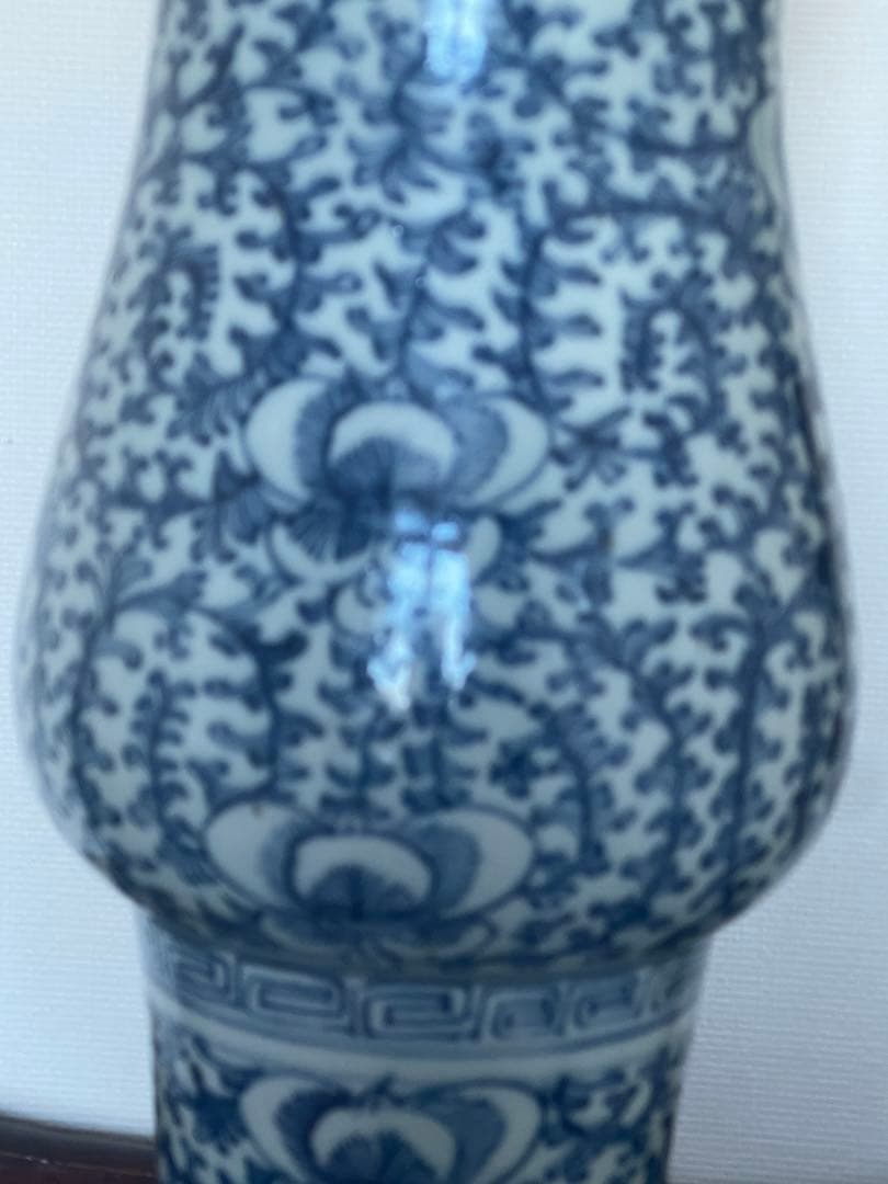 中国景徳鎮。大明成化底款，年代不明(清晚期 缠蓮枝双喜撇口瓶？ ) 。緣起物。