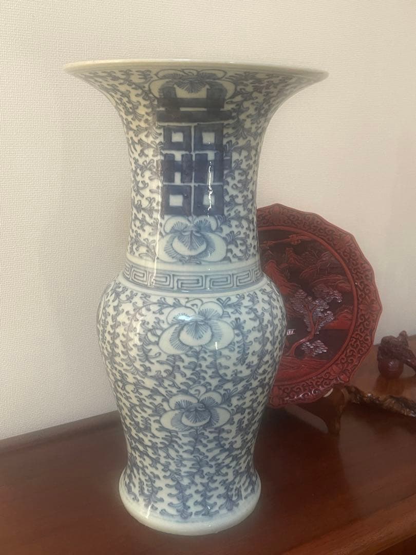 中国景徳鎮。大明成化底款，年代不明(清晚期 缠蓮枝双喜撇口瓶？ ) 。緣起物。