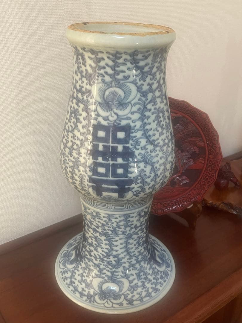 中国景徳鎮。大明成化底款，年代不明(清晚期 缠蓮枝双喜撇口瓶？ ) 。緣起物。