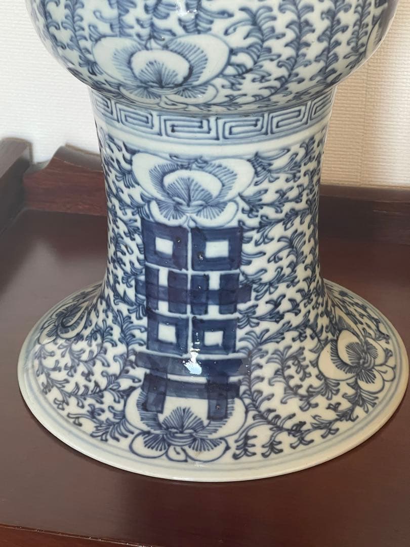 中国景徳鎮。大明成化底款，年代不明(清晚期 缠蓮枝双喜撇口瓶？ ) 。緣起物。