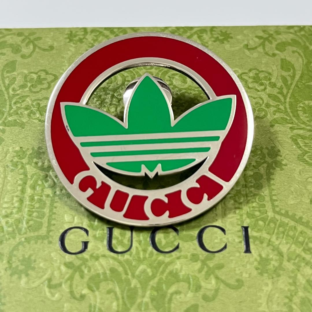 グッチ×アディダス　限定コラボ　トレフォイルロゴ　ピンバッジ