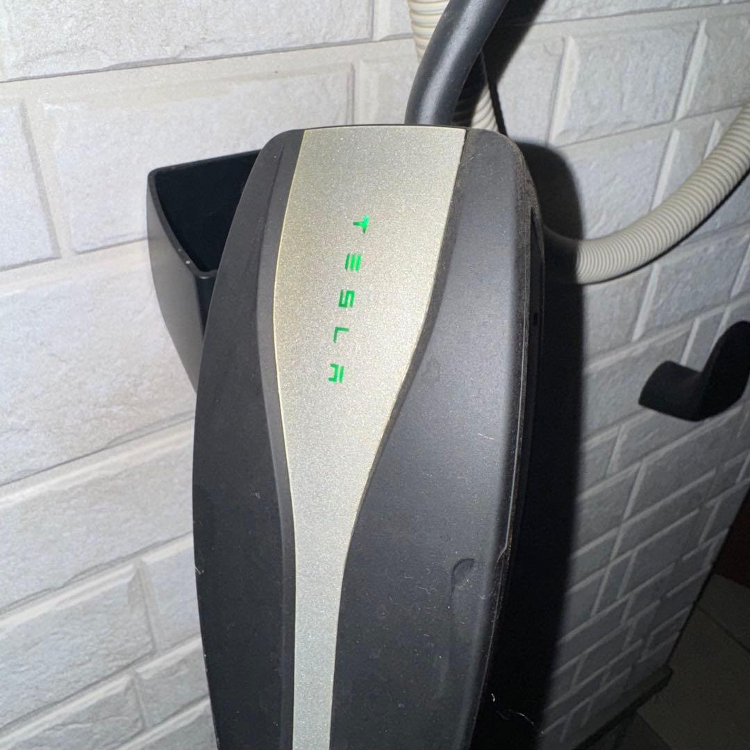 Tesla 充電ケーブル