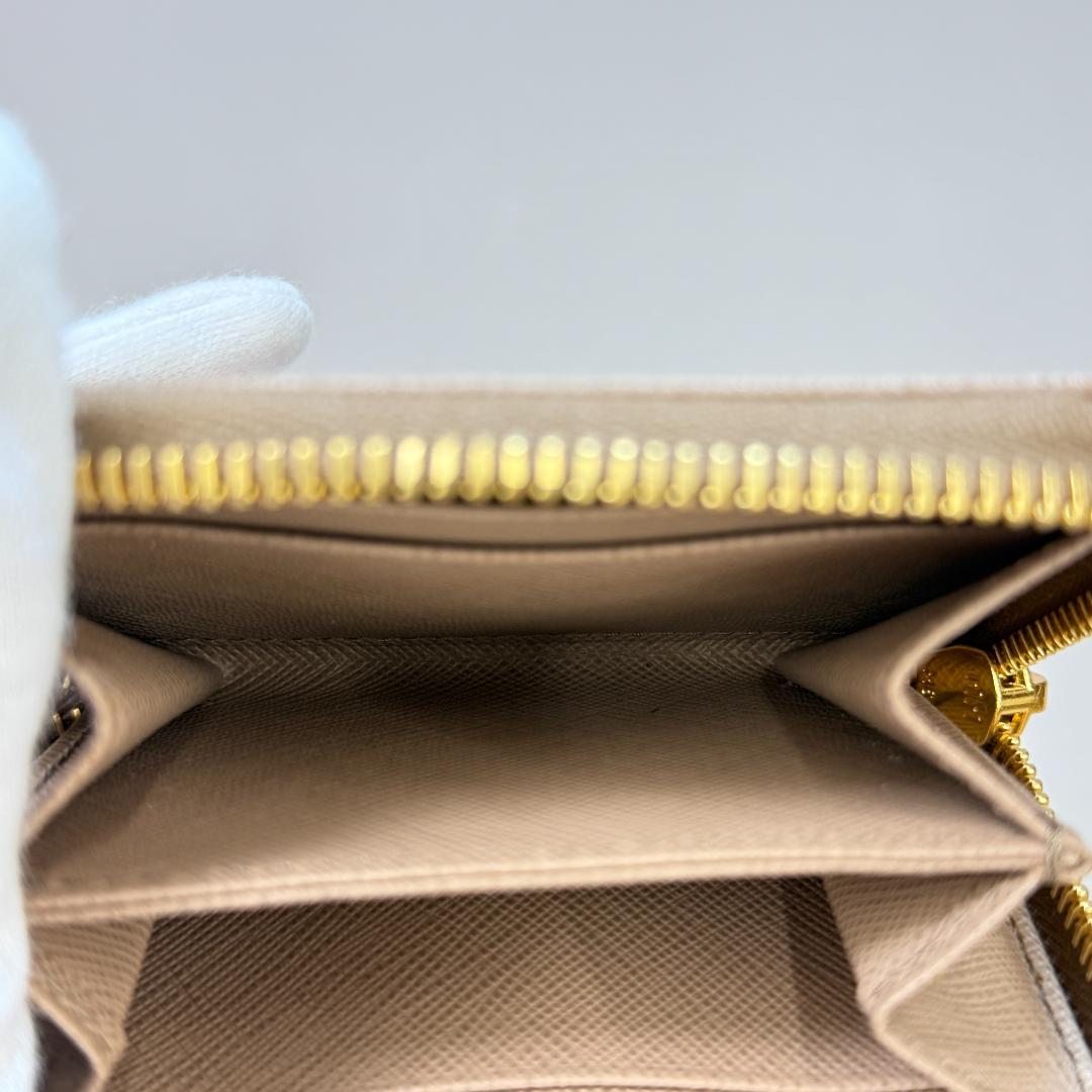 鑑定済み【 美品 】プラダ ケース ベージュ ゴールド金具 レザー 財布