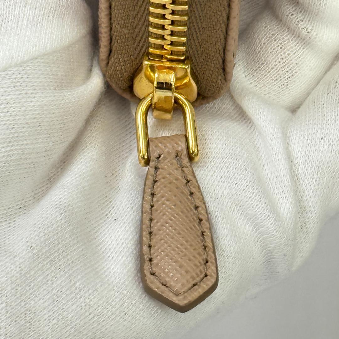鑑定済み【 美品 】プラダ ケース ベージュ ゴールド金具 レザー 財布